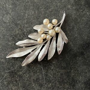Vintage costume brooch. Faux silver with pearls.